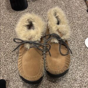 Columbia Tan Moccasins with Faux Fur Trim